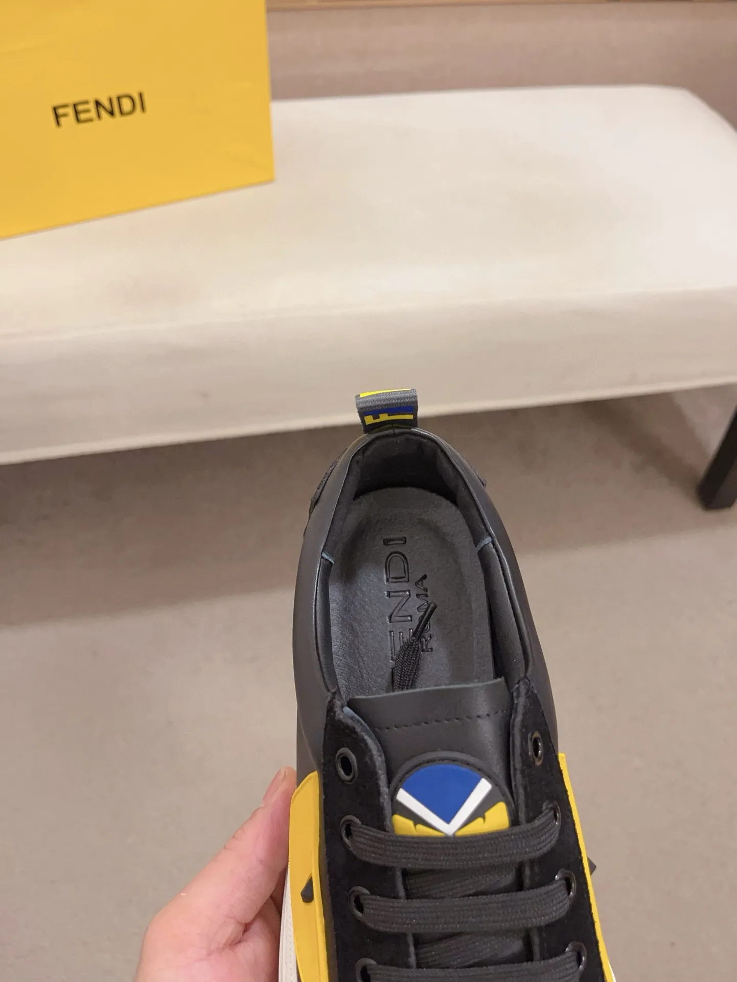 Men's shoes💰: 400💰[Fendi] Fendi's latest casual shoes for men! Available at counters simultaneously! A one-to-one replica of the original. All imported official website one-to-one cowhide fabric. The interior is made of top-grade sheepskin, and the original factory-supplied rubber outsole is used. Leading new fashion concepts. Matching code: 38-44. (can be customized for 45 non-refundable)